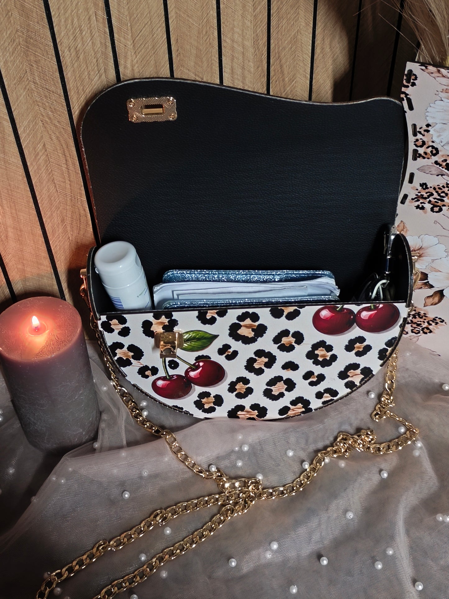 Sac demi-lune Cherry Leopard – Bois découpé au laser (édition limitée)