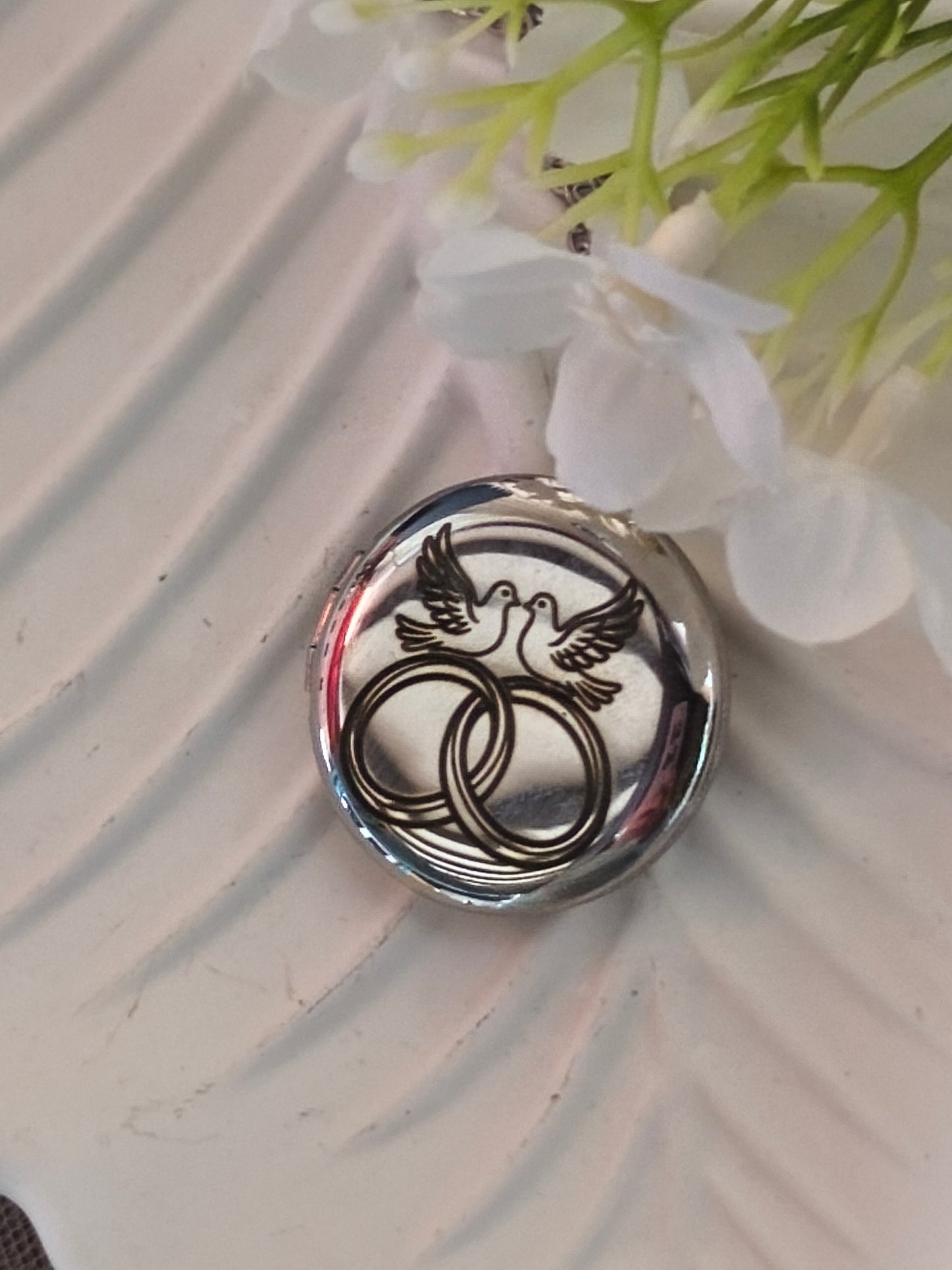 Collier Médaillon Colombes & Alliances – Bijou d’Amour Éternel & Cadeau Mariage