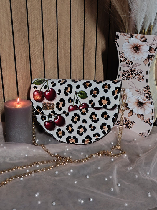 Sac demi-lune Cherry Leopard – Bois découpé au laser (édition limitée)