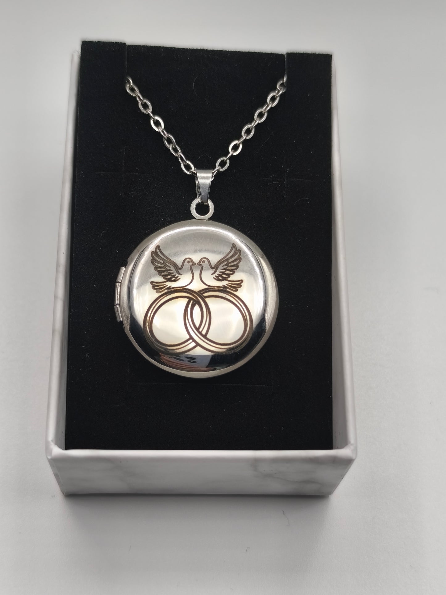Collier Médaillon Colombes & Alliances – Bijou d’Amour Éternel & Cadeau Mariage