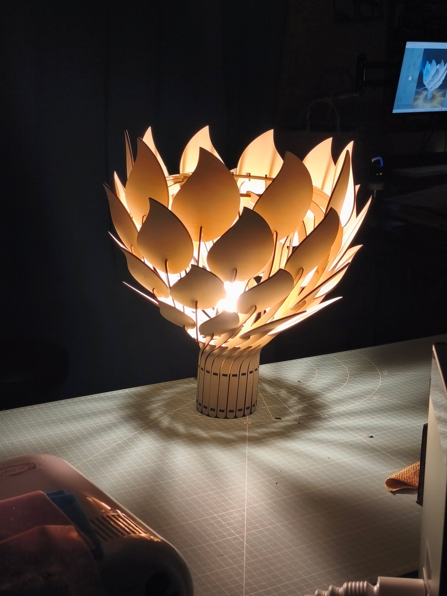 Lumina Flora – Lampe Fleur en Bois Découpé au Laser